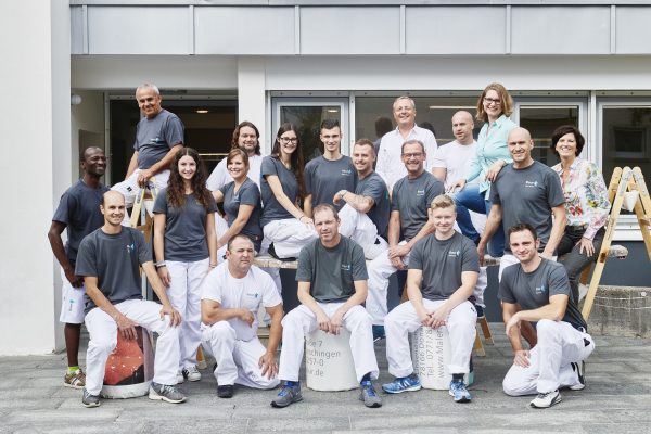 Das Team vor unserem Betrieb in der Linsenöschstraße