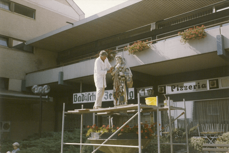 1977: Sigmund Baur beim Restaurieren des Hansele in der Karlstraße.