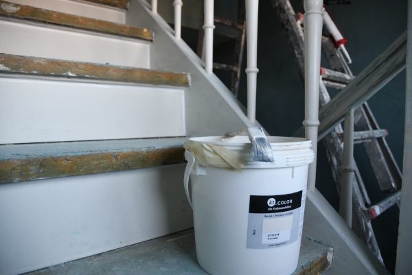 Maler Equipment: Ein kt.COLOR Farbeimer auf einer Treppe